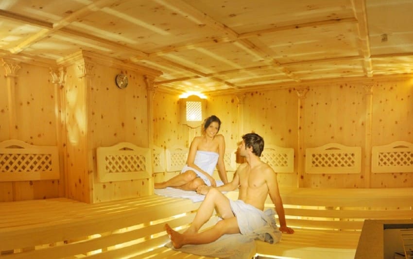 Hauseigener Wellnessbereich mit Sauna